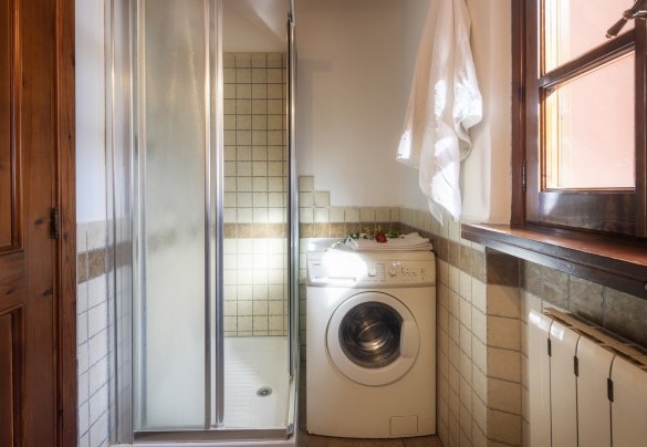 Bagno n.2 con doccia, adiacente alle camere n. 2 e n. 3 - Casale Il Torchio