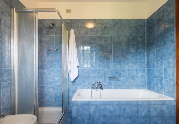 Bagno n.3 con vasca e doccia, adiacente alle camere n. 4 e n. 5 - Casale Il Torchio