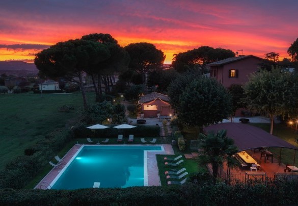 Tutta la proprietà illuminata al tramonto - Casale Il Torchio