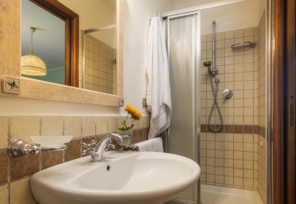 Bagno n.4 con doccia en-suite con camera n. 6 - Casale Il Torchi