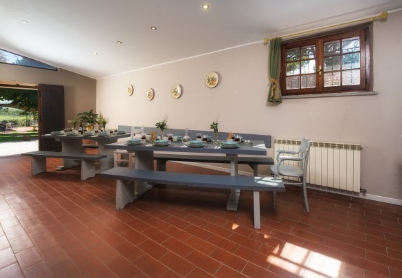 La sala da pranzo con uscita diretta verso la pegola esterna - Casale Il Torchio 