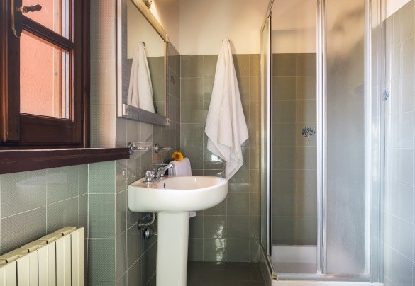 Bagno n.1 con doccia, adiacente alla camera n. 1 - Casale Il Torchio