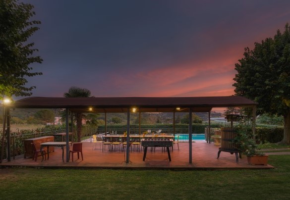 La graziosa pergola e sullo sfondo la piscina - Casale Il Torchio
