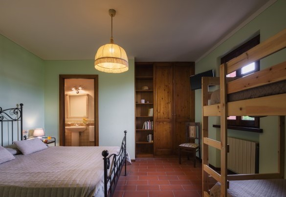 Camera matrimoniale, con letto castello aggiunto, n. 6 al secondo piano con bagno en-suite - Casale Il Torchio 