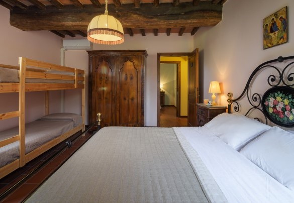 Camera matrimoniale, con letto castello aggiunto, n. 3 al primo piano con bagno adiacente - Casale Il Torchio 