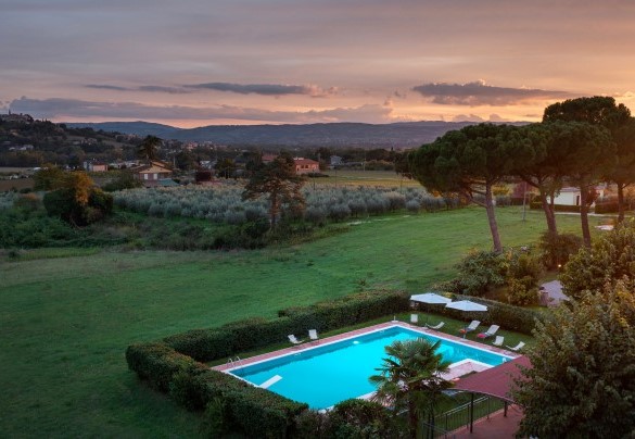 La bella piscina vista dall'alto - Casale Il Torchio  