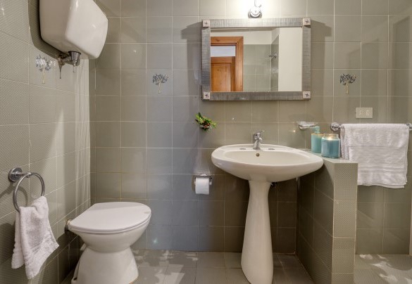 Bagno di servizio al piano terra - Casale Il Torchio