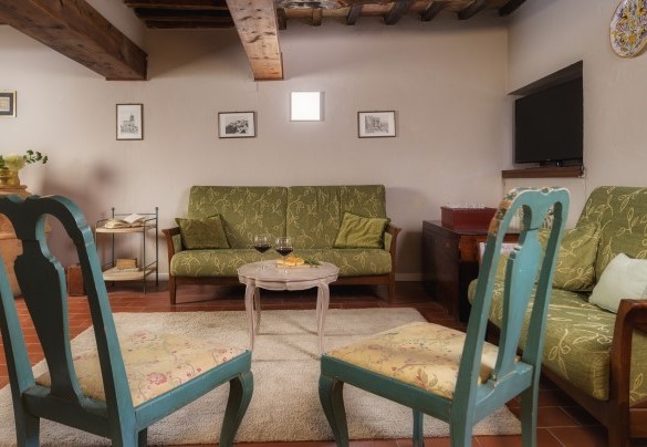 Il salotto al piano terra con divani, poltrone e Smart TV - Casale Il Torchio