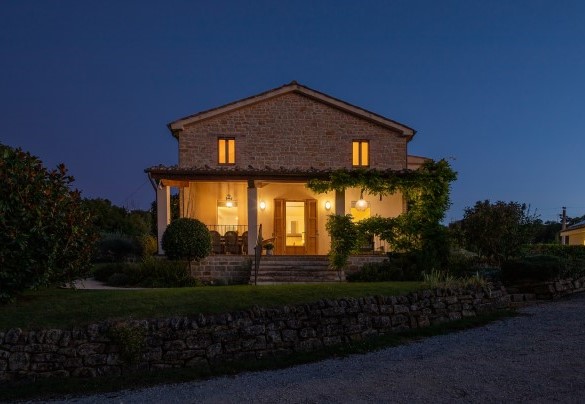 La struttura in notturna - Casale La Cascina 