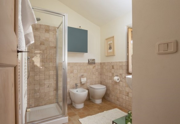 Il bagno en suite con doccia n.3 al primo piano - Casale La Cascina