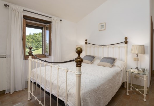 La camera matrimoniale (letto largo 150 cm) n.2 al primo piano - Casale La Cascina 