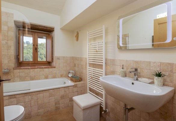 Il bagno en suite con vasca n.2 al primo piano - Casale La Cascina