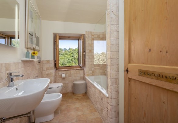 Il bagno con vasca n.4 al primo piano - Casale La Cascina 
