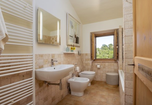 Il bagno con vasca n.4 al primo piano - Casale La Cascina 