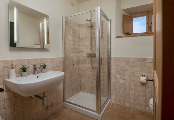 Il bagno con doccia n.1 al piano terra - Casale La Cascina 