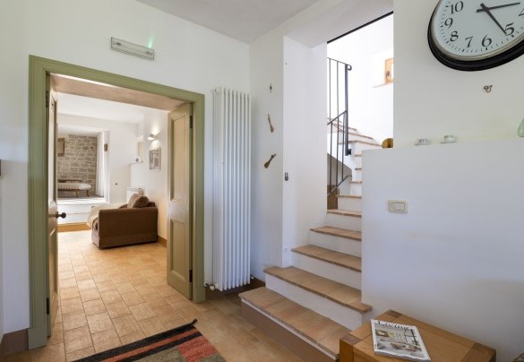 Le scale che conducono al primo piano - Casale La Cascina 