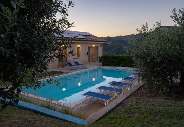La piscina al tramonto - Casale La Cascina