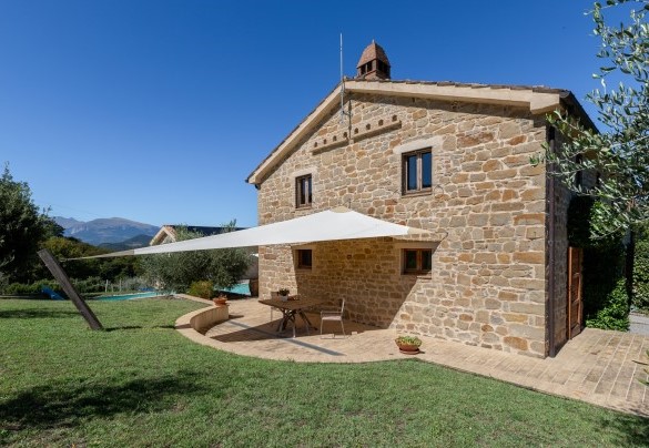 Il casale visto dal giardino - Casale La Cascina  