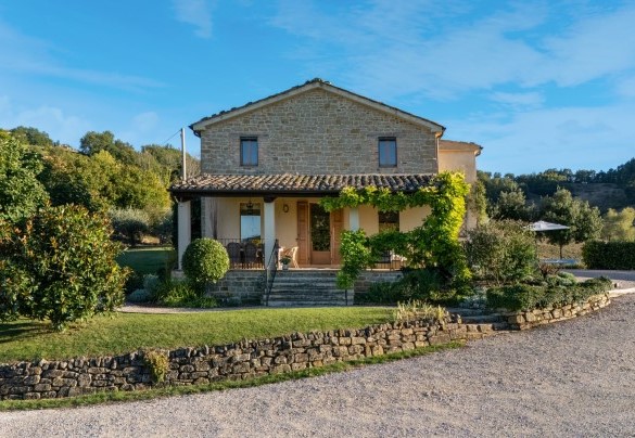 Il casale con ampio porticato e l'ingresso principale - Casale La Cascina  