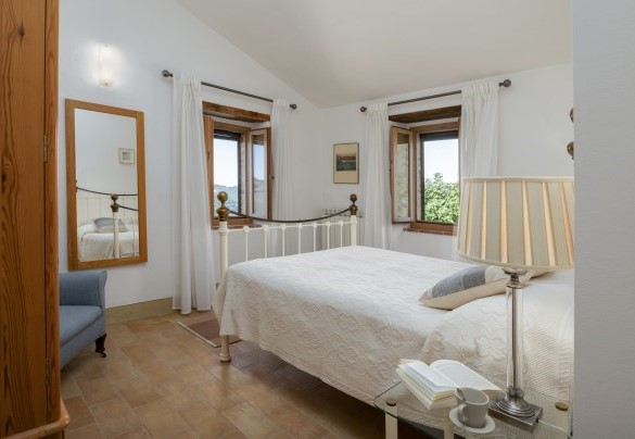 La camera matrimoniale (letto largo 150 cm) n.2 al primo piano - Casale La Cascina 