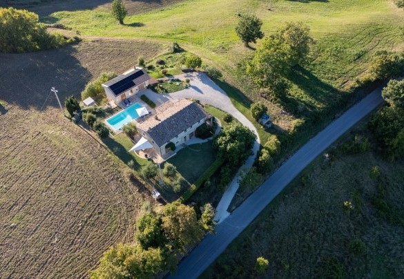 Il casale visto dall'alto - Casale La Cascina 