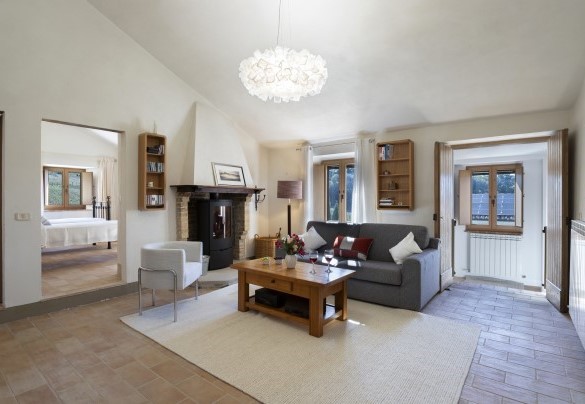 Il living con area salotto e tv al primo piano - Casale La Cascina 