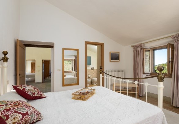 La camera matrimoniale (letto largo 150 cm) n.3 al primo piano - Casale La Cascina 