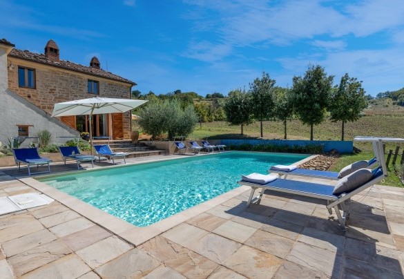 La piscina e il casale nello sfondo - Casale La Cascina 