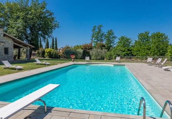 La piscina comodamente raggiungibile dal portico o dalla veranda - Casale La Splendida