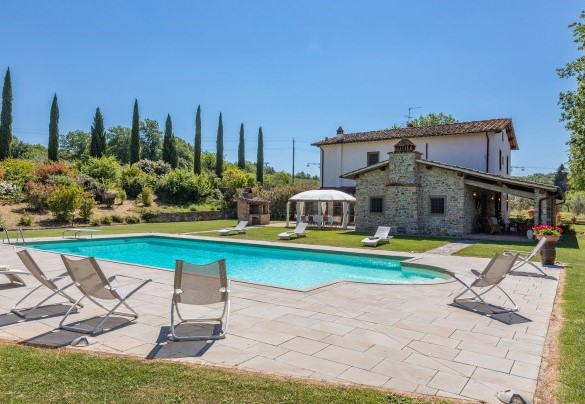 Intorno alla piscina si sviluppa un’accogliente area prendisole - Casale La Splendida
