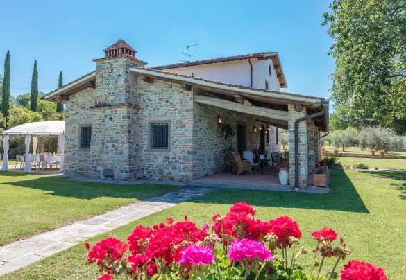 La villa è circondata da un curato prato all'inglese - Casale La Splendida