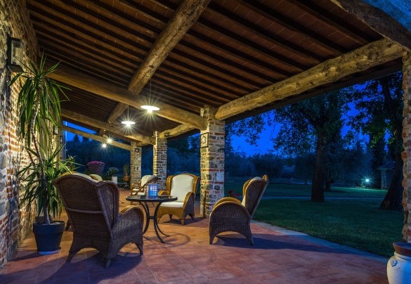 Le zone relax del portico illuminate - Casale La Splendida