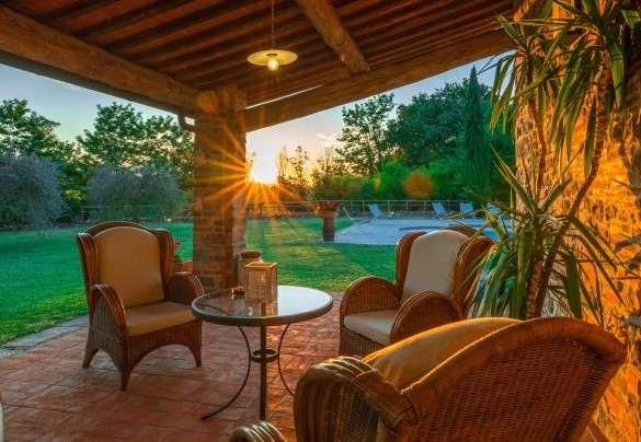 Le ultime luci del giorno illuminano il portico - Casale La Splendida