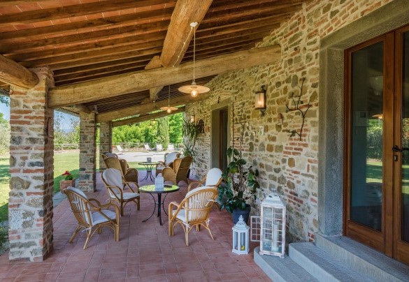 Il portico ombreggia diverse aree relax - Casale La Splendida