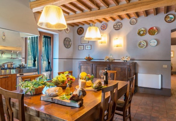 L'attrezzata cucina dallo stile rustico - Casale La Splendida