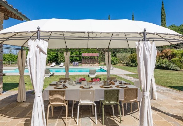 Il tavolo per pranzi all'aperto ombreggiato da un gazebo - Casale La Splendida