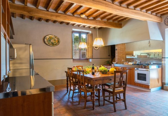 L'attrezzata cucina dallo stile rustico - Casale La Splendida