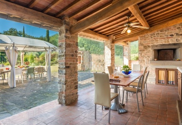 Il porticato attrezzato col forno a legna - Casale La Splendida