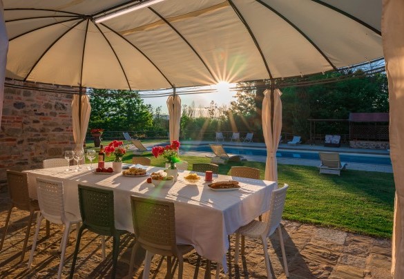 Il romantico tramonto illumina il giardino - Casale La Splendida