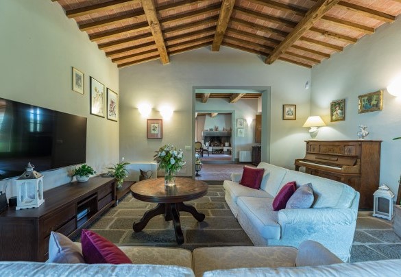 Lo stupendo salotto con TV e pianoforte non accordato - Casale La Splendida