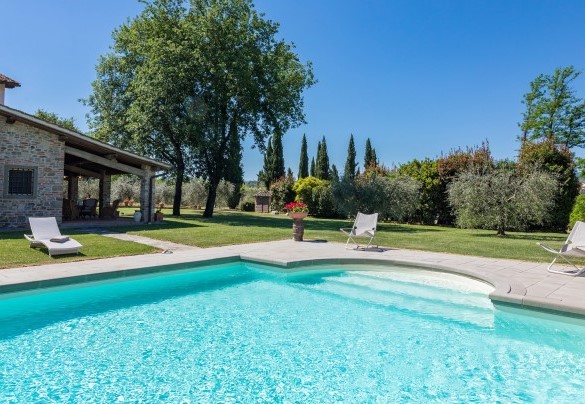 La vasca misura 14 x 7 m ed è depurata al cloro - Casale La Splendida