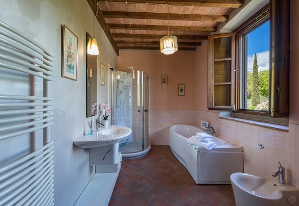 Bagno n 4 en suite con doccia massaggiante e vasca idromassaggio al primo piano- Casale La Splendida