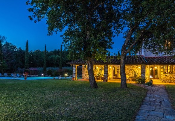 Il giardino completamente illuminato - Casale La Splendida