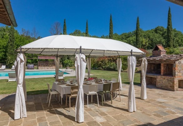 Il bbq in muratura accanto al gazebo - Casale La Splendida