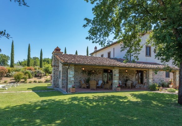 La villa è circondata da un curato prato all'inglese - Casale La Splendida