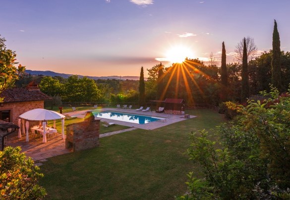 Il romantico tramonto illumina il giardino - Casale La Splendida