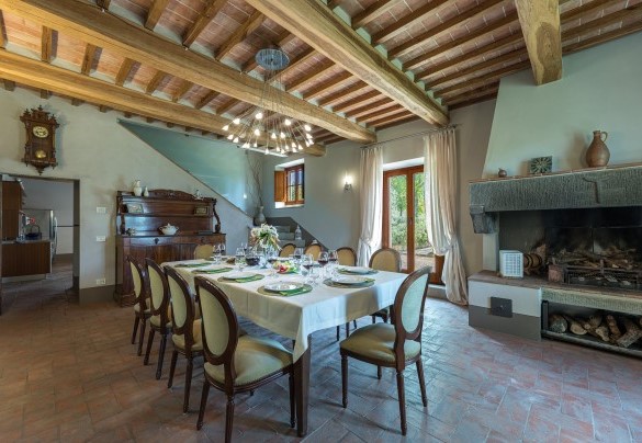 L'ampia sala da pranzo con caminetto - Casale La Splendida