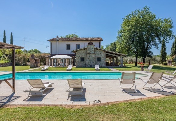 L'area solarium è dotata di diverse sdraio - Casale La Splendida