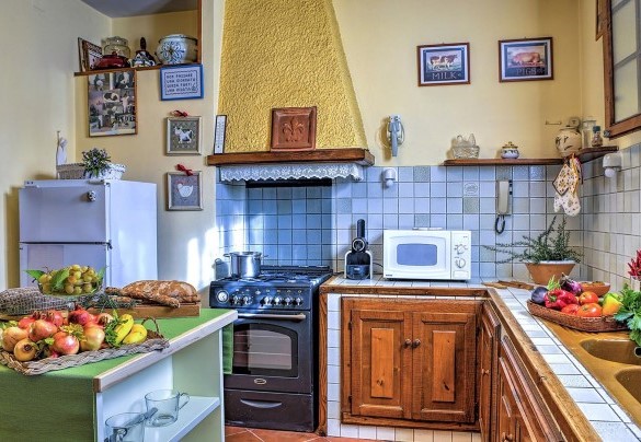 The equipped kitchen next to the dining room – Casale Le Conce 