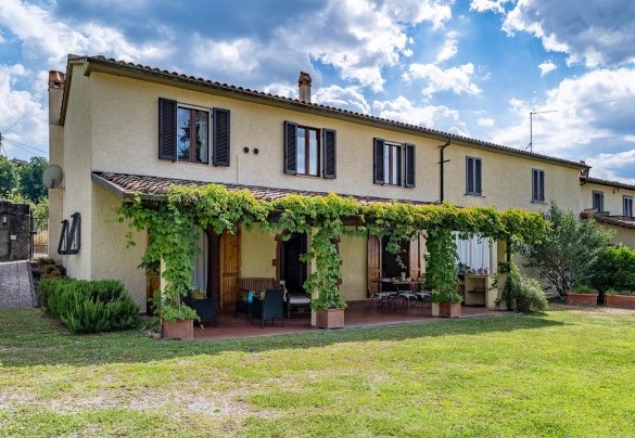 The porch used as a dining and living area – Casale Le Conce